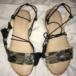 Wedge Espadrille with ties around the ankle
